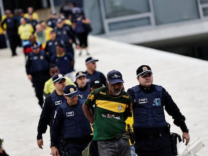 Un seguidor de Bolsonaro es detenido por la policía el 8 de enero de este año.