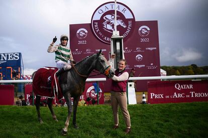 El jinete británico Luke Morris celebra su victoria sobre "Alpinista" tras ganar el Premio Arco de Triunfo en el hipódromo de Longchamp en París, el pasado 2 de octubre.