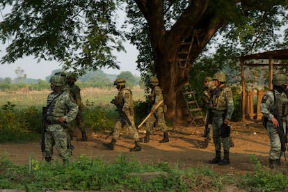 Integrantes del Ejercito mexicano y la Guardia Nacional vigilan un poblado en el municipio de Frontera Comalapa (Estado de Chiapas), el 30 de mayo.