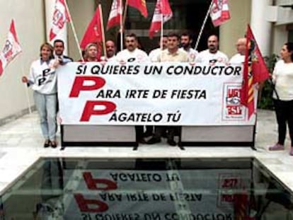 Representantes de los conductores de la Generalitat se encerrarron ayer en la sede de Hacienda.