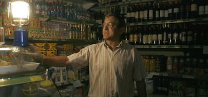 El propietario de una tienda de comestibles, durante el apag&oacute;n de 2007. 