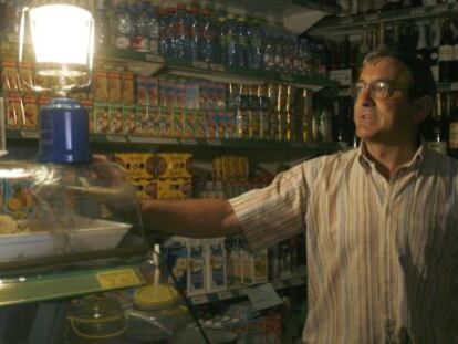 El propietario de una tienda de comestibles, durante el apag&oacute;n de 2007. 
