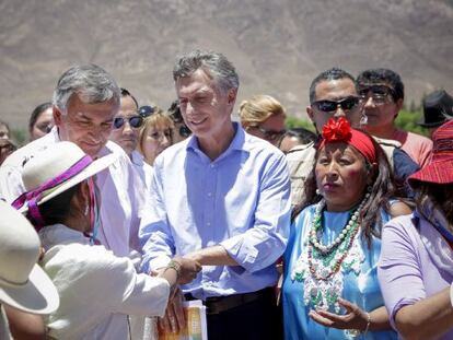 Mauricio Macri participa con indígenas de un homenaje a la Madre Tierra en Huacalera, provincia de Jujuy, en el norte de Argentina.