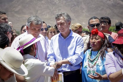 Mauricio Macri participa con indígenas de un homenaje a la Madre Tierra en Huacalera, provincia de Jujuy, en el norte de Argentina.