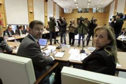 El Secretario de Estado de Infraestructuras, Rafael Catalá, y la directora general de Arquitectura, Pilar Martínez, durante la Conferencia Sectorial de Vivienda celebrada hoy en Madrid.-