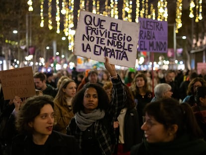 Decenas de personas portan carteles durante una manifestación en Barcelona por el Día Internacional para la Eliminación de la Violencia contra la Mujer.