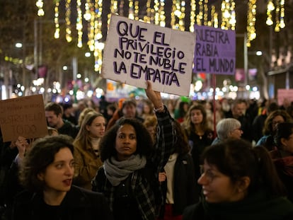 Decenas de personas portan carteles en una protesta en Barcelona.