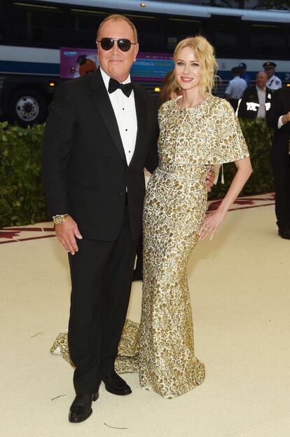 Michael Kors y la actriz Noami Watts a su llegada al Metropolitan Museum of Art.