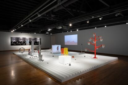 "Alexandre Arrechea: Horizontes Intersectados" en el Museum of Latin American Art (MOLAA) en California. Cortesía de OfStudio y MOLAA.