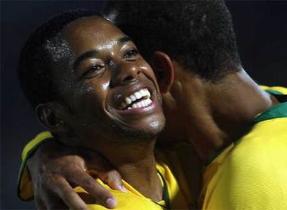 Robinho festeja su gol ante Chile.