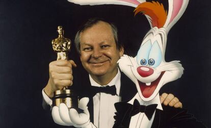 El animador Richard Williams con un Oscar, junto a su conocido personaje Roger Rabbit en 1989 en Londres.