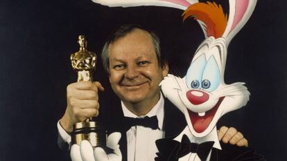 El animador Richard Williams con un Oscar, junto a su conocido personaje Roger Rabbit en 1989 en Londres.