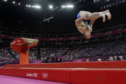 El gimnasta ucraniano Igor Radivilov realiza su ejercicio de gimnasia artística.