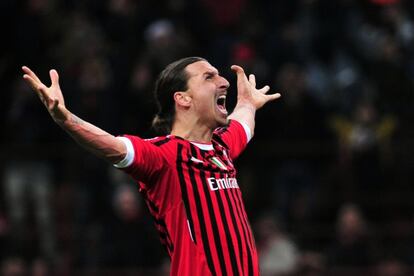 El delantero del Milan, Ibrahimovic, celebra su frente al Arsenal.