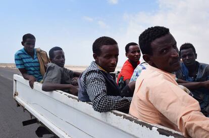 Migrantes que cruzaron el mar hacía Yemen, después de ser detenidos en las afueras de Adén por las fuerzas leales al presidente Abedrabbo Mansour Hadi, en 2015.