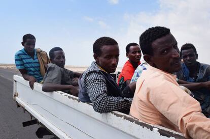 Migrantes que cruzaron el mar hac&iacute;a Yemen, despu&eacute;s de ser detenidos en las afueras de Ad&eacute;n por las fuerzas leales al presidente Abedrabbo Mansour Hadi, en 2015. 