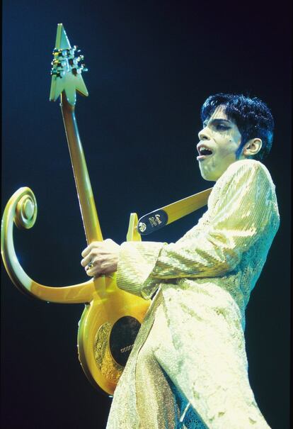 El cantante toca la guitarra durante su gira 'The Ultimate Live Experience', en el Wembley Arena, en 2001.