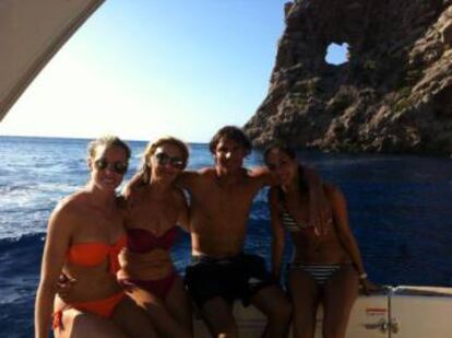 Rafa Nadal junto a su madre, su hermana y su novia Xisca.