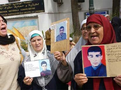 Mujeres con fotos de sus desaparecidos, en una protesta ante el comisionado de derechos humanos ayer en Argel.
