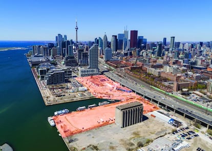 Aspecto atual da área portuária, ao sudeste do centro de Toronto, uma área industrial que ficou degradada com o abandono da atividade. Em vermelho, a zona de Quayside, a primeira que passará por mudanças do Google. |