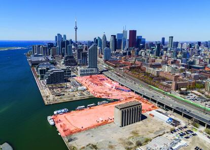 Aspecto actual del área portuaria, al sureste del centro de Toronto, un área industrial que ha quedado degradada con el abandono de la actividad. Señalada en rojo, la zona de Quayside, la primera que intervendrá Google. |