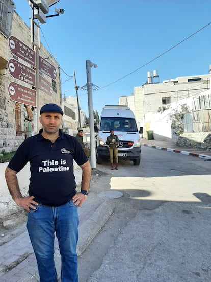 El activista palestino Issa Amro, el viernes en un puesto de control israelí de Hebrón (Cisjordania) con cámaras de reconocimiento facial.