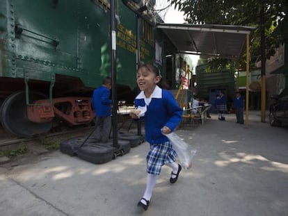 Uma aluna do último vagão-escola do México corre no recreio.