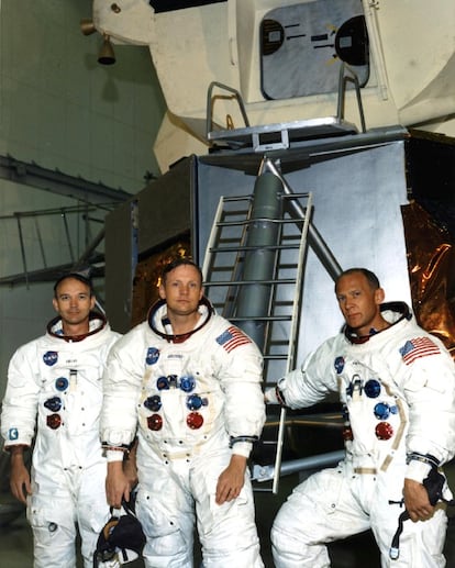 Desde la izquierda, los astronautas Michael Collins, Neil A. Armstrong y Edwin E. Aldrin posan junto a una maqueta del módulo lunar en el área del edificio de entrenamiento de tripulación de vuelo, el 19 de junio de 1969.