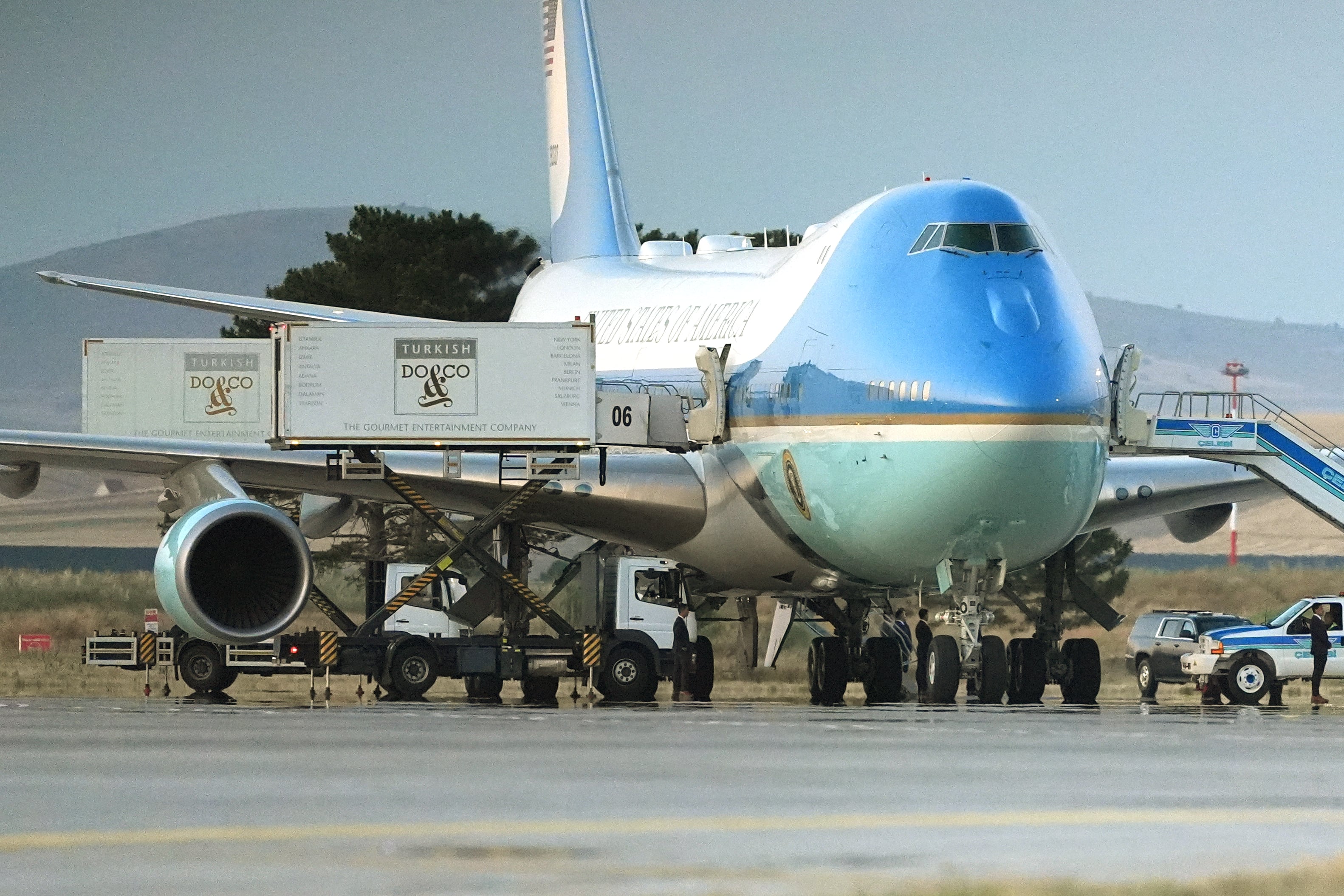 Trump cambió de avión de forma secreta tras la cumbre de la OTAN en Turquía oculto en un contenedor de ‘catering’ por una amenaza de Irán