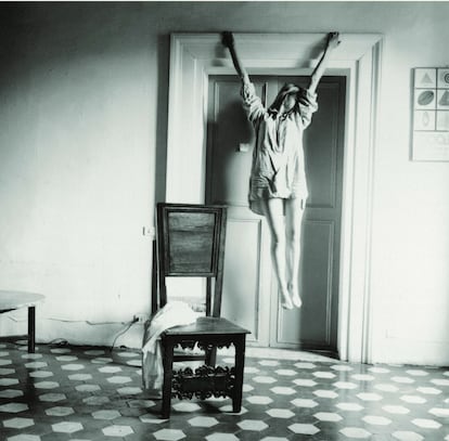 El arte de Francesca Woodman, ligado a la vanguardia feminista de los a?os 70, ha inspirado a cientos de artistas y a da de hoy sigue siendo una referencia en su campo. La galera de arte Sammlung Verbund en Viena acoge una exposicin de Woodman con 80 fotografas de la artista, 20 de ellas inditas.