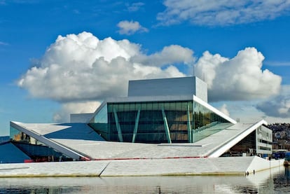 La nueva ópera de Oslo parece flotar en un área portuaria de la capital noruega. De granito blanco y mármol italiano, sus cubiertas transitables se convierten en plazas públicas. "Es como un instrumento... uno muy caro y muy bueno", dijo de él Kjetil Thorsen, uno de los fundadores del estudio Snøhetta (<a href="http://www.snoarc.no" rel="nofollow" target="_blank">www.snoarc.no</a>), que ganó con este edificio el Premio Mies van der Rohe en 2009.