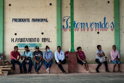 Representantes de la región indígena tlapaneca del municipio Ayutla de los Libres, llegan a la comunidad Barranca de Guadalupe para asistir a una asamblea.