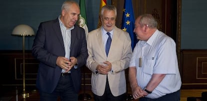 Francisco Carbonero, José Antonio Griñán y Manuel Pastrana, ayer en el Palacio de San Telmo.