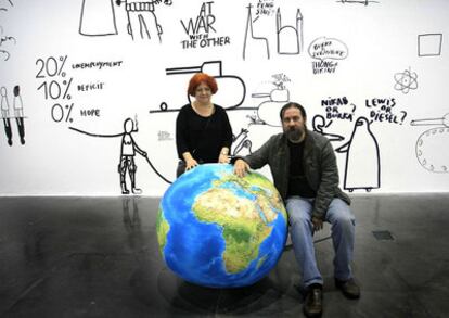 Dan y Lia Perjovschi, junto a sus obras en el Espai d&#39;Art Contemporani de Castelló.