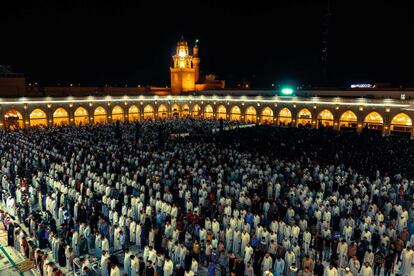 Musulmanes chiítas rezan durante Lailat al-Qadr (la noche del poder), que marca la noche en el mes sagrado del Ramadán durante el cual el Corán fue revelado por primera vez al profeta Mahoma, en la Gran Mezquita de Kufa (Irak).