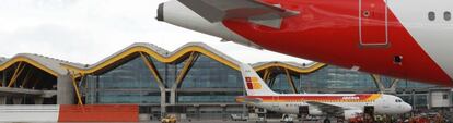 Aviones de Iberia ante la terminal 4 de Barajas.