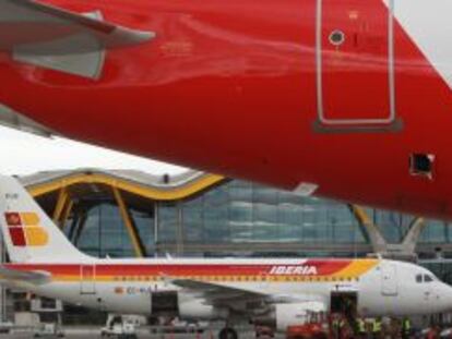 Aviones de Iberia ante la terminal 4 de Barajas.