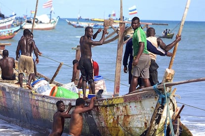 Kofi, de 20 años, a la derecha con camiseta verde, abordando un barco de pesca en Senya (Ghana). Siendo niño, Kofi fue vendido por su madre a un pescador de Yeji. Se escapó y volvió a su pueblo natal en Senya. Todavía hoy trabaja a las órdenes de un pescador. “Me han golpeado brutalmente tantas veces, sobre todo por el capitán con las cuerdas que utilizamos en los barcos. Los niños no se quejan porque creen que el maltrato es parte del entrenamiento para ser pescador. Las autoridades nunca vienen a la costa, así que no saben realmente lo que pasa aquí.”