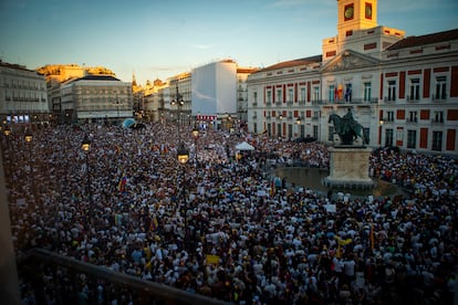 No importaron los 34 grados, no importó que tal vez fuera un sábado posterior al puente de agosto que convierte Madrid en una ciudad poco menos que desierta. Cientos de venezolanos se han reunido este sábado en la Puerta del Sol. El motivo, más que claro: acudir a la llamada mundial de la oposición venezolana contra el Gobierno de Nicolás Maduro.