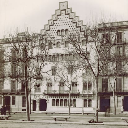 Imagen de la fachada principal de la Casa Amatller realizada en 1900 por Pablo Audouard, fotógrafo que retrató la Barcelona de finales del siglo XIX y principios del XX.