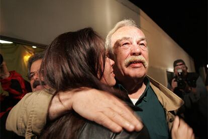 Bob Schindler, el padre de Terri Schiavo, abraza a su hija Suzanne tras conocer la decisión de la Cámara de Representantes.