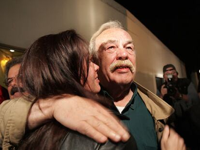 Bob Schindler, el padre de Terri Schiavo, abraza a su hija Suzanne tras conocer la decisión de la Cámara de Representantes.