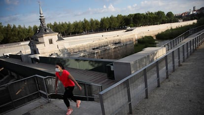 Una mujer camina por Madrid Río el pasado 25 de mayo. 