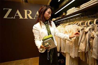 Una cliente observa algunos modelos en la tienda de Zara inaugurada recientemente en Shanghai.