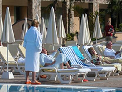 Piscina con fondo transparente en el hotel Costa Adeje de Tenerife.