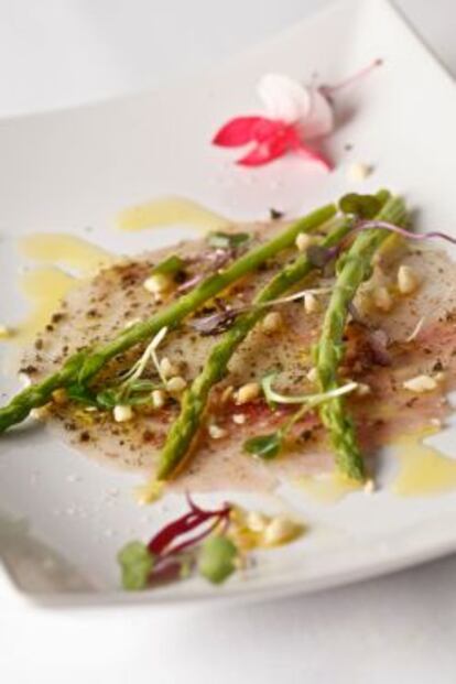 Carpaccio de corvina con trufa de verano y espárragos.