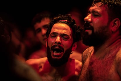 Durante el ritual, los chiíes conmemoran este día sagrado vestidos de negro, y se golpean el pecho con la palma de la mano o la espalda con cadenas, gritando "¡oh, Husein!".