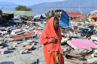 Nurhayati, superviviente del terremoto y tsunami en Indonesia, camina por la zona donde se encontraba su casa en Palu. 