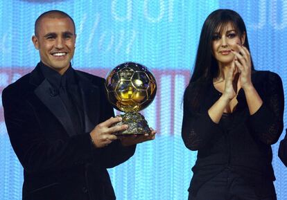 El futbolista italiano Fabio Cannavaro es felicitado por la actriz italiana Monica Belluci luego de ganar el premio Balón de Oro como mejor futbolista del año, en el 2006. Este mismo año, Cannavaro fue capitán del equipo Italia, ganador del mundial de fútbol 2006.