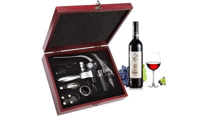 Completísimo set de accesorios para vino, presentados en caja de madera barnizada.